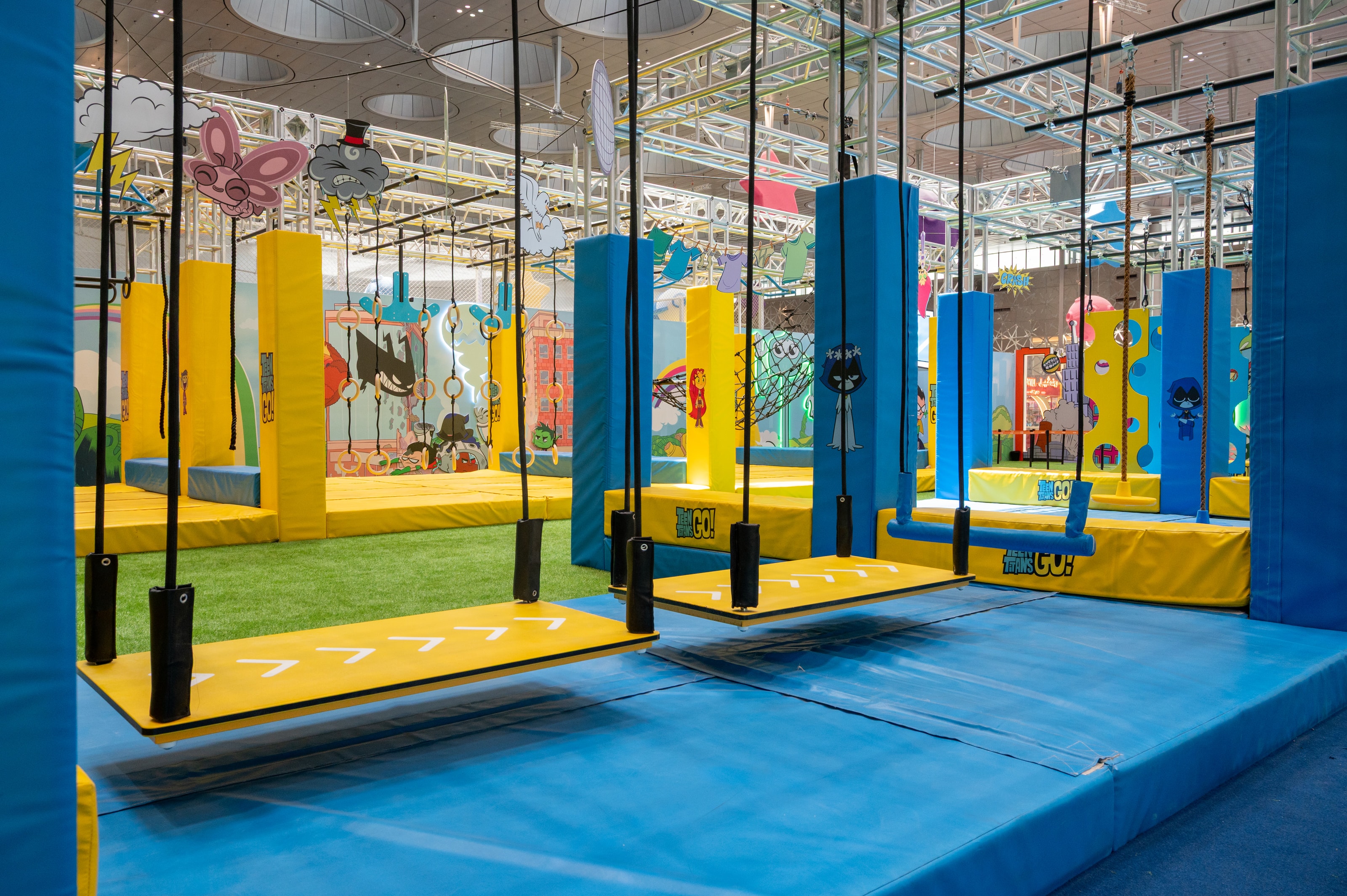Swinging ring obstacles hanging from steel trusses